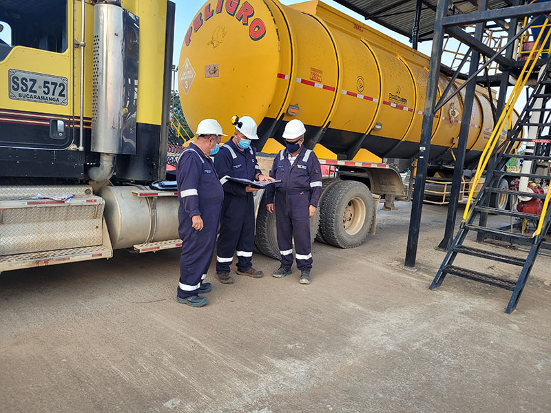 Equipo de TLC con elementos de protección revisando un tanque
